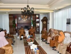 PJ Bupati Sherman Serahkan 3 SK Plt Kepada Pejabat Di Lingkungan Pemda