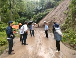 BPBD Turun Langsung Ke Lokasi Ruas Jalan Longsor Di Kecamatan Paguyaman Pantai