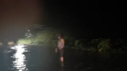Banjir Rendam Jalan Trans Sulawesi di Boalemo, Kapolsek Botumoito Turun Tangan