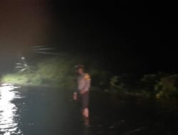 Banjir Rendam Jalan Trans Sulawesi di Boalemo, Kapolsek Botumoito Turun Tangan