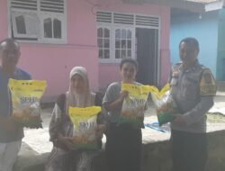 Kapolsek Botumoito Bagikan Beras Murah untuk Ringankan Beban Warga
