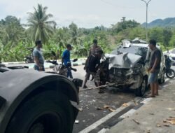 Terios Tabrak Trailer Antre BBM di Depan RSCG Tilamuta, Diduga Ayah dan Anak Tak Sadarkan Diri