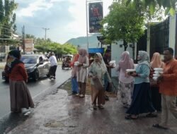 Semangat Berbagi di Ramadhan, Hamka Isa Boyola dan Jajaran Kemenag Boalemo Bagikan Takjil