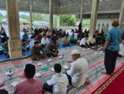 Bupati Rum Pagau Buka Puasa Bersama Warga Desa Dimito, Serahkan Paket Ramadhan untuk Kaum Dhuafa