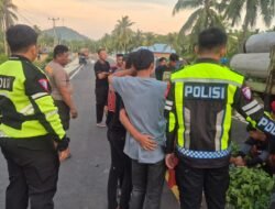 Tragis! Motor Hantam Tronton Parkir di Trans Sulawesi, Dua Pemuda Tewas