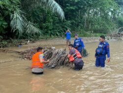 Aksi Heroik Polri di Boalemo! Rela Susuri Arus Deras Demi Cari Korban Hanyut