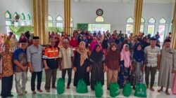 Wakil Bupati Lahmuddin Menyerahkan Paket Sembako Dari Dewan Masjid dan Baznas Di Kec,Botumoito