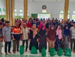 Wakil Bupati Lahmuddin Menyerahkan Paket Sembako Dari Dewan Masjid dan Baznas Di Kec,Botumoito