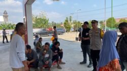 Polsek Wonosari Beri Solusi Antrean BBM, Bagikan Kue dan Air Mineral Gratis kepada Warga