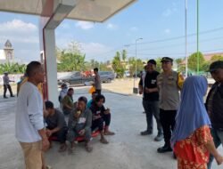 Polsek Wonosari Beri Solusi Antrean BBM, Bagikan Kue dan Air Mineral Gratis kepada Warga